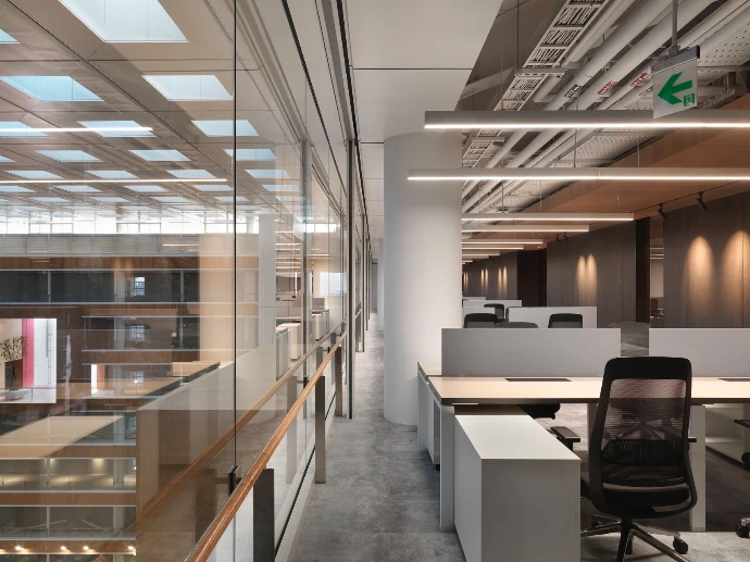 Ergonomic office chair at a modern work desk supporting healthy posture